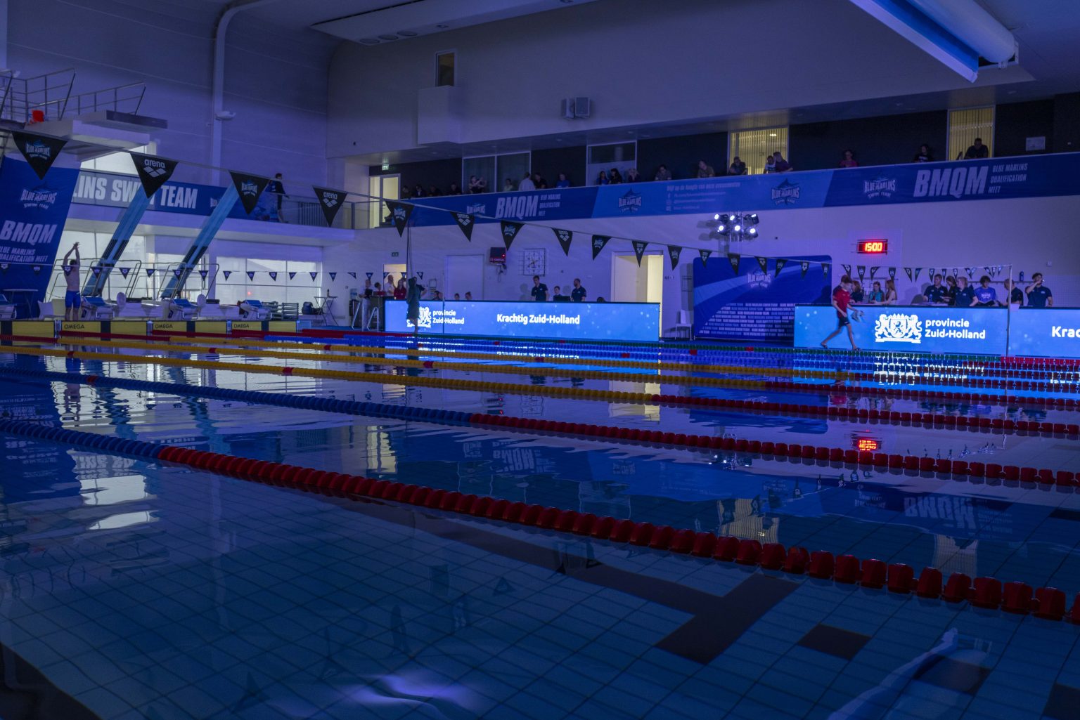 LED-inrichting tijdens een zwemevenement