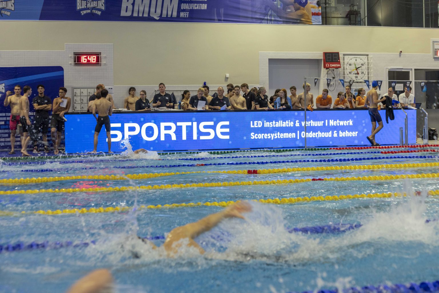 LED-boarding langs het zwembad tijdens een wedstrijd